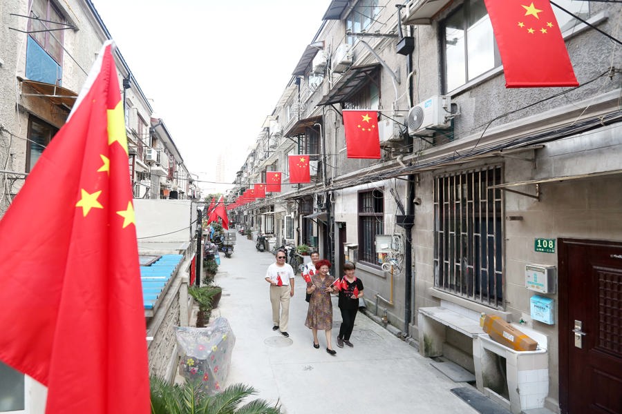 “國旗弄堂”里，居民家門口、圍墻上都懸掛著五星紅旗，慶祝中華人民共和國成立75周年。記者 蔣迪雯 攝.jpg