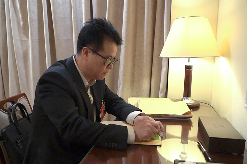 2023年3月7日，王永澄在駐地房間用盲文紙書寫建議.jpg